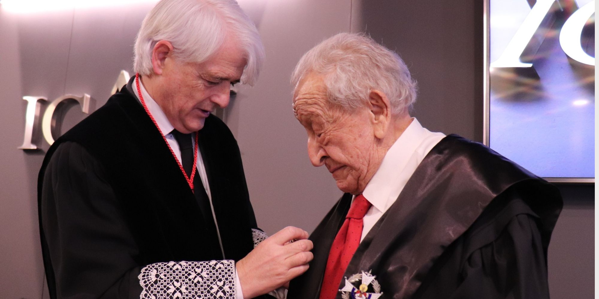 Manuel Caballero recibe la Cruz al Mérito en el Servicio de la Abogacía